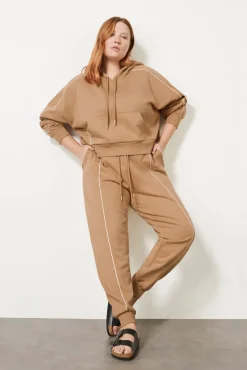 Cropped Essential Contrast Piping Hoodie 405