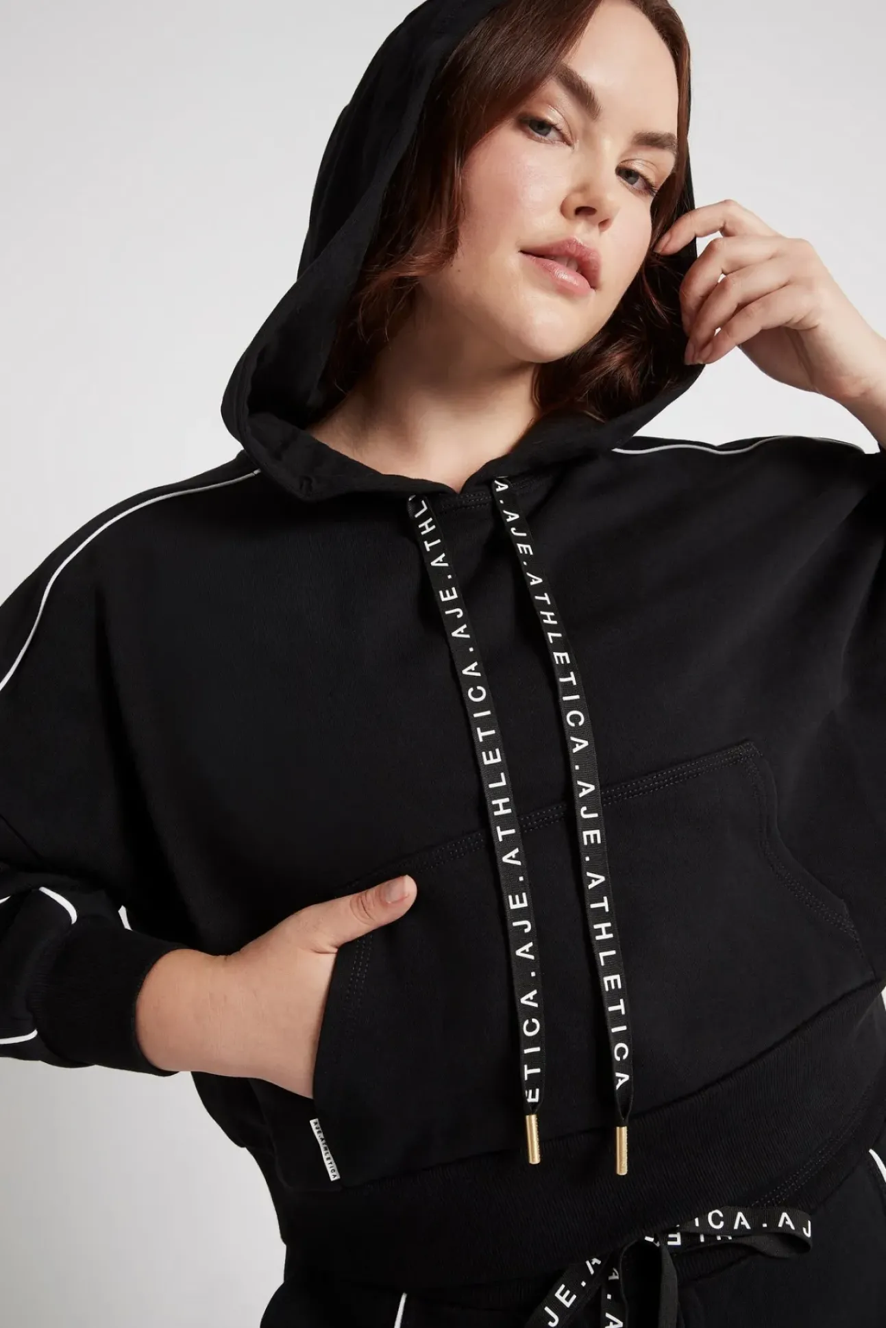 Cropped Essential Contrast Piping Hoodie 405