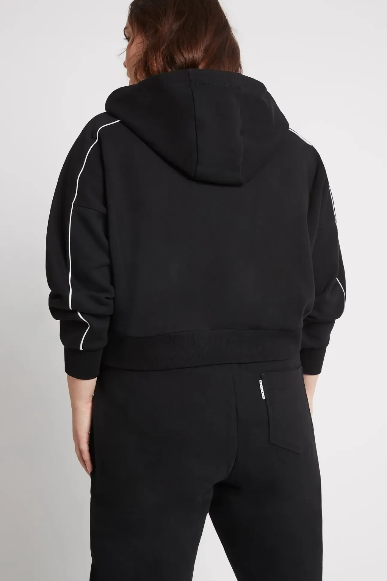 Cropped Essential Contrast Piping Hoodie 405