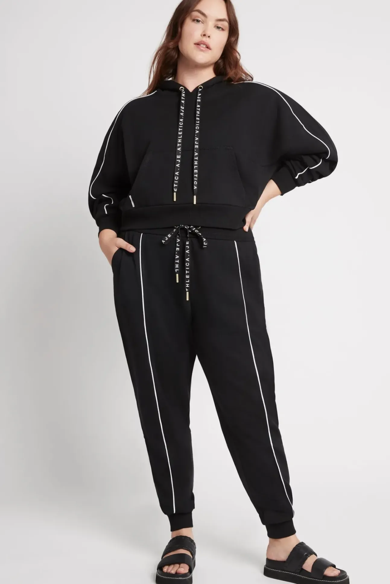 Cropped Essential Contrast Piping Hoodie 405