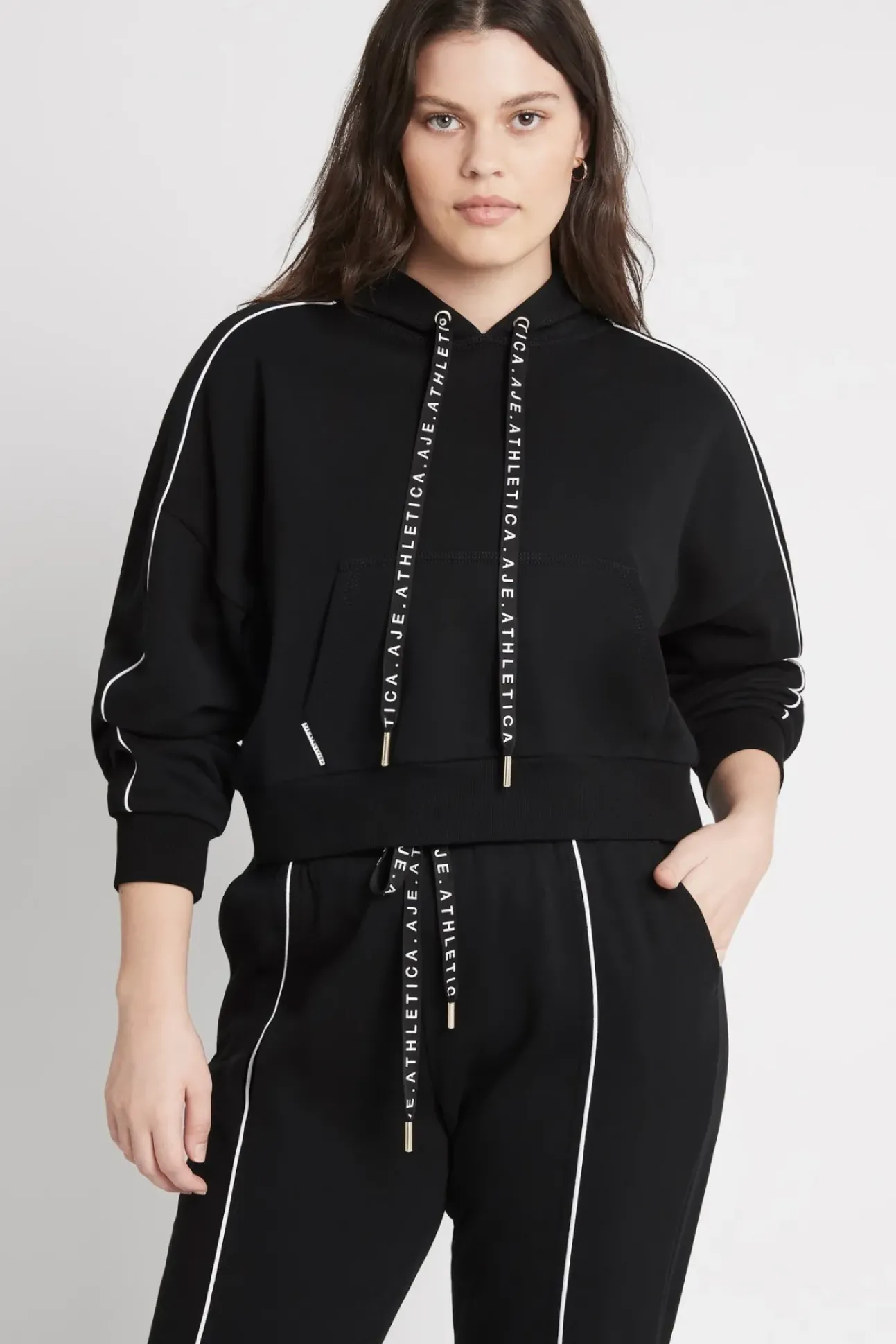 Cropped Essential Contrast Piping Hoodie 405