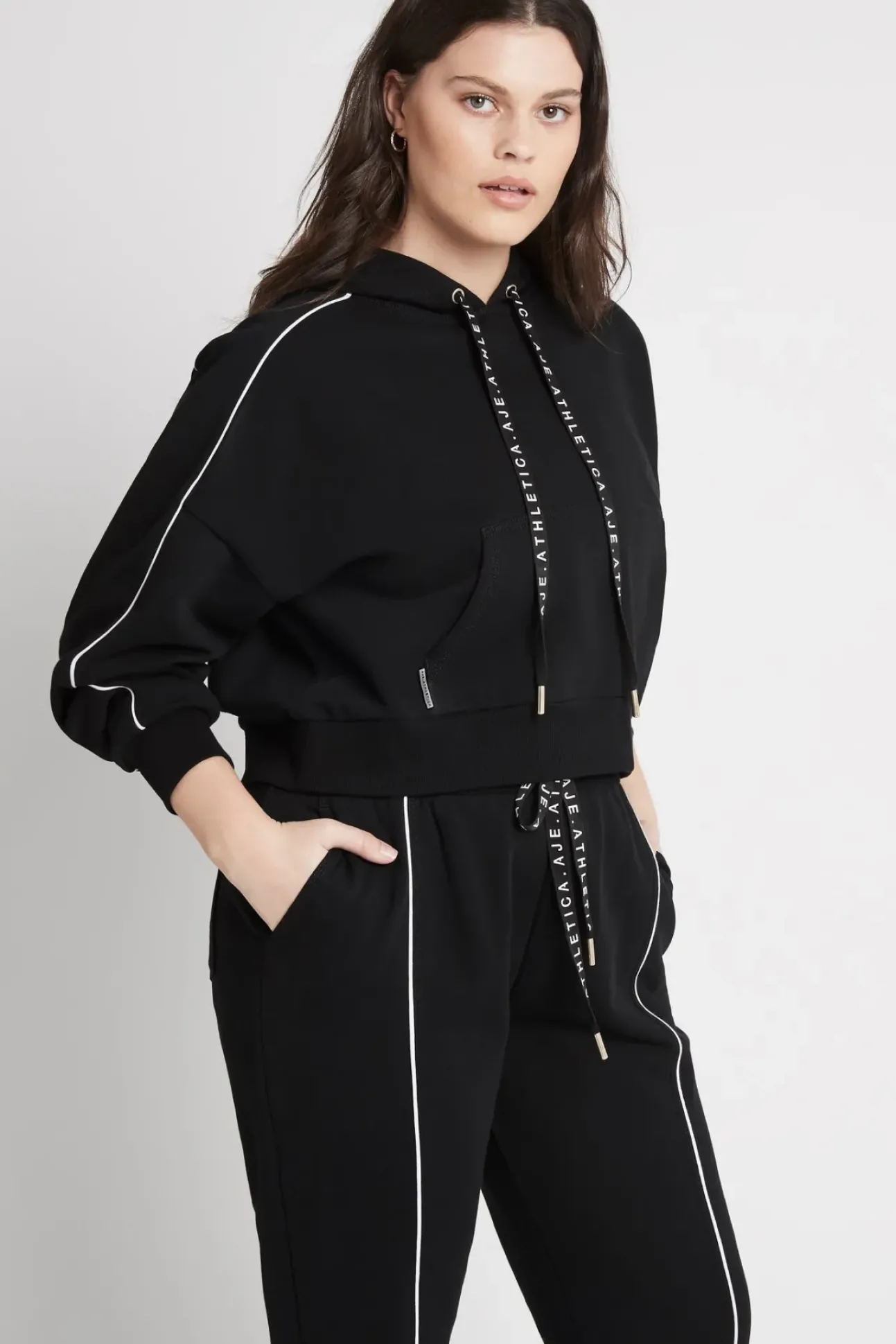 Cropped Essential Contrast Piping Hoodie 405