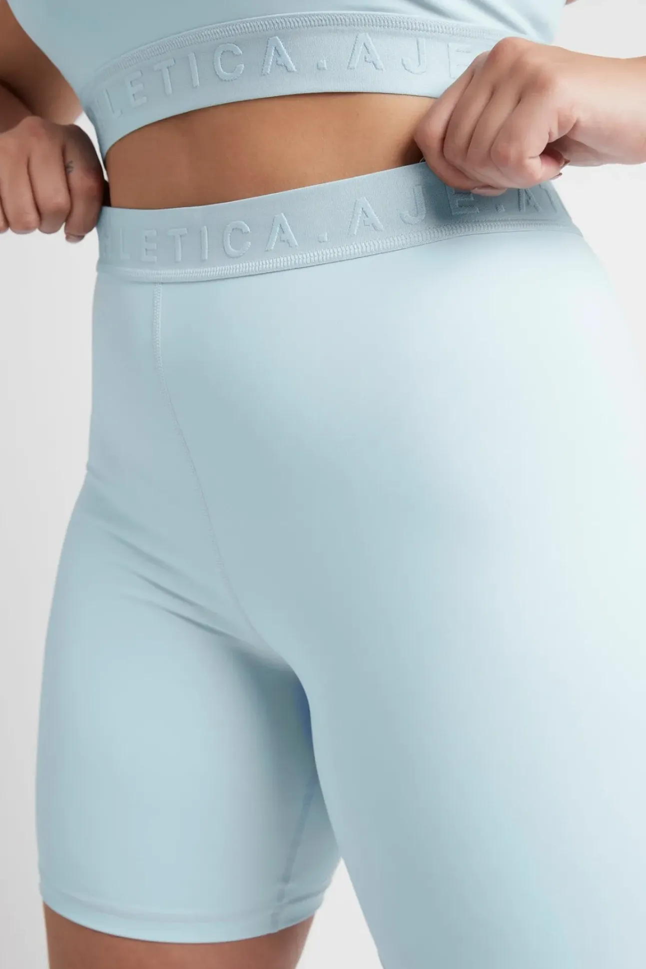 Mid Rise Logotape Shorts 607